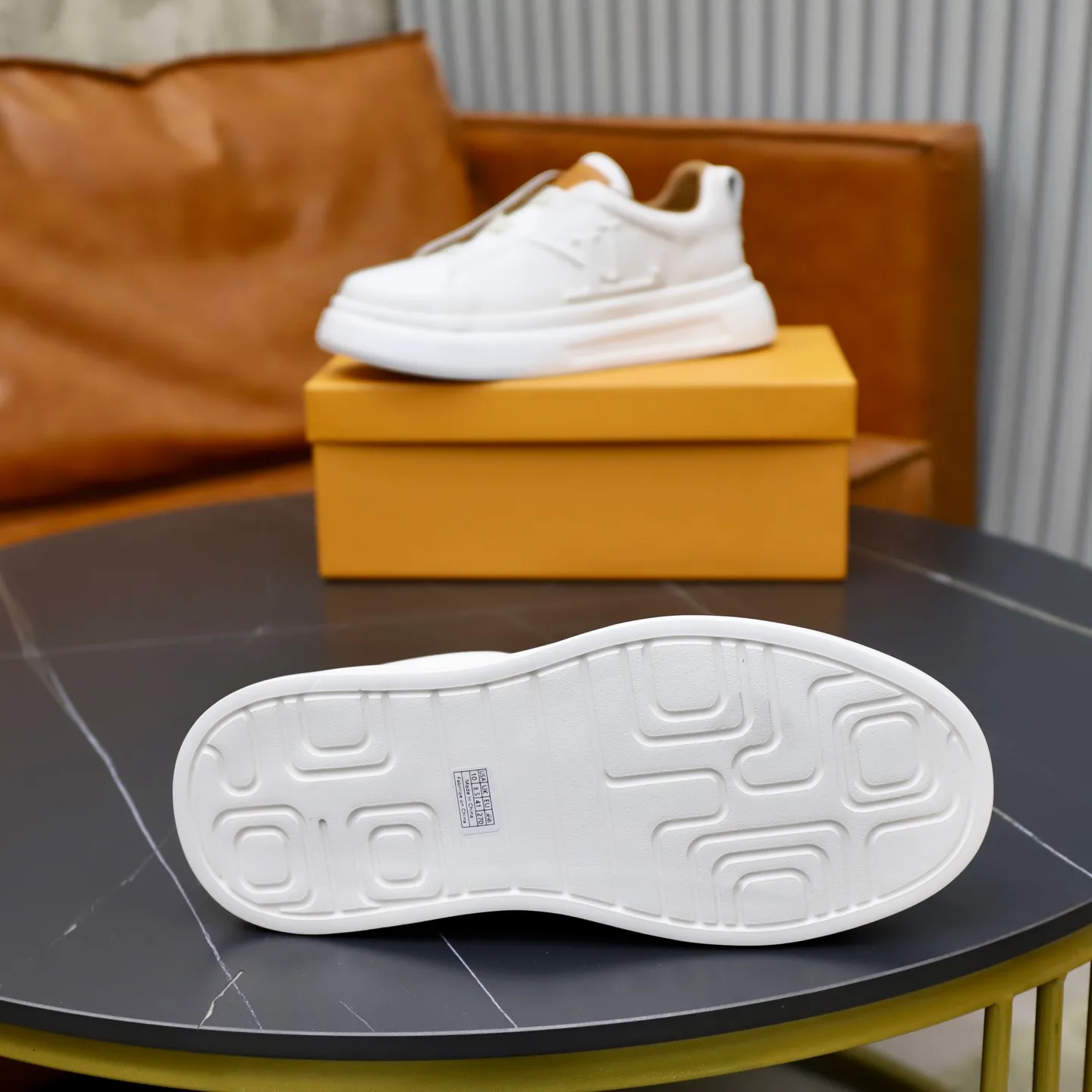 Men's shoes: 480💰🙅‍♂️🙅‍♂️🙅‍♂️ Brand: LV Louis Vuitton Standard code: 38-44 (45 customized) Grade: Same as the official website Material: Original cowhide fabric Comfortable cowhide lining Increased lightness, wear-resistant and soft outsole Style category: Men's fashionable casual shoes Running sneakers Distinguished luxury brand elements Top luxury Color: actual picture color